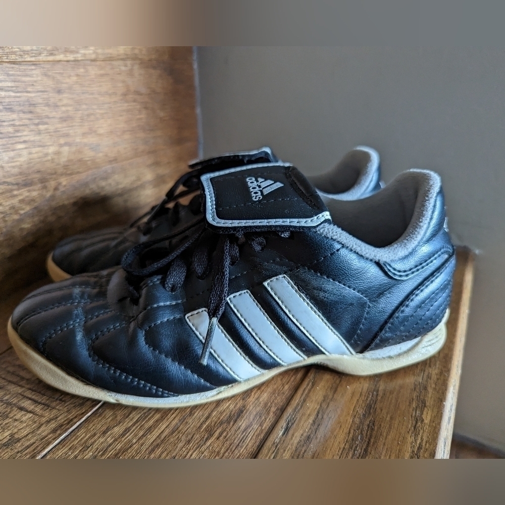 ADIDAS indoor soccer shoes black leather Size 3 - Picture 7 of 8